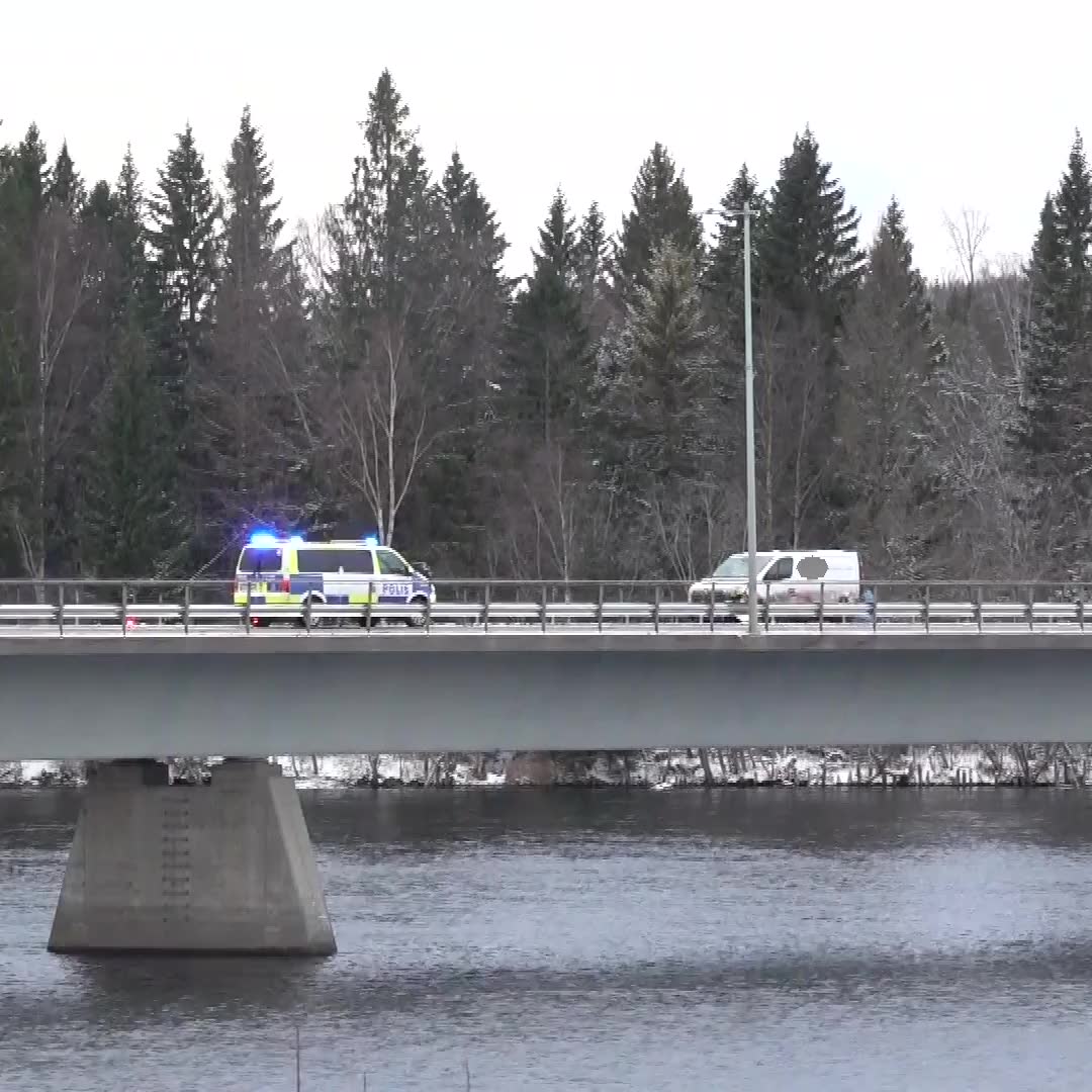 Skåpbil har kört in i mitträcket i Timrå